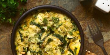 Kräuter-Frittata mit Frühlingszwiebeln und Zucchini