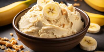Gesund naschen: Selbstgemachtes Bananen-Eis mit Nüssen