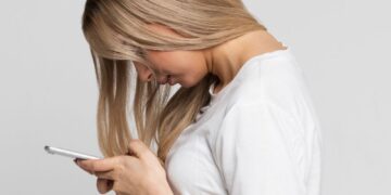 Tech Neck: Wie dein Handy deinen Nacken belastet – und was wirklich hilft