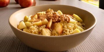 Wärmende Hirse-Bowl mit Apfel, Zimt und Walnüssen